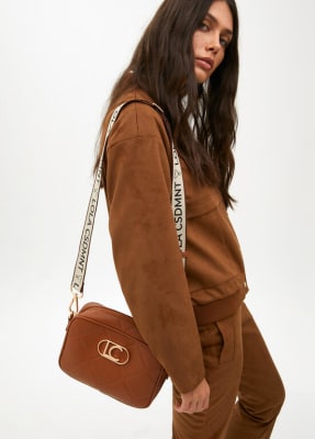 Cartera Lola Casademunt rombos logo ovalado camel