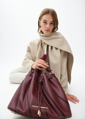 Cartera Lola Casademunt detalles en efecto piel serpiente Burdeo