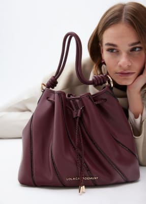 Cartera Lola Casademunt detalles en efecto piel serpiente Burdeo