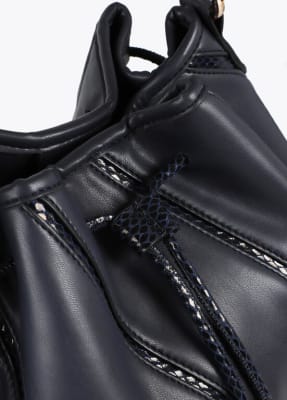 Cartera Lola Casademunt detalles en efecto piel serpiente Azul Marino