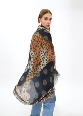 Pañuelo Lola Casademunt topos con tigres negro - beige1