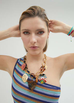 Collar Lola Casademunt leopardo carey con charms1