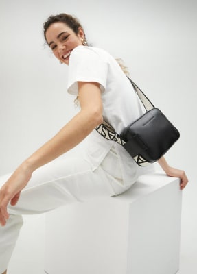 Cartera Lola Casaemunt Camera bag Strap blanco letras Negro1