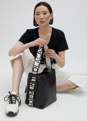 Cartera Lola Casademunt Negra correa con letras blancas1