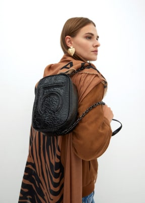 Cartera Lola Casademunt ovalada con logo relieve LC Negro Brillante1