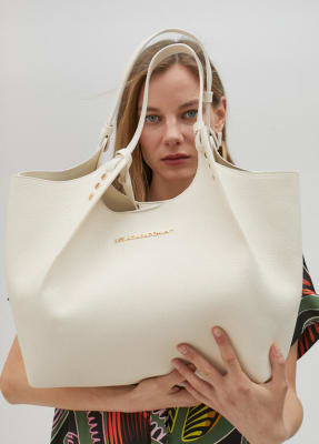 Bolso Lola Casademunt Tote en efecto piel y detalles de tachuelas crudo1