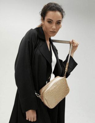 Cartera Lola Casademunt Bandolera grabado monograma efecto piel Dorado