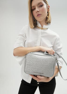 Cartera Lola Casademunt Bandolera Rectangular monograma Plateado1