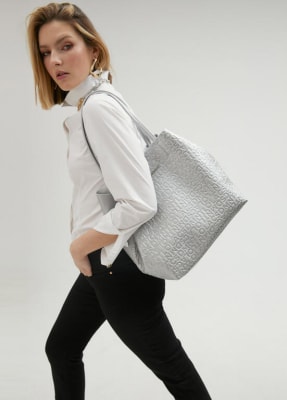 Bolso Lola Casademunt Tote grabado monograma plateado1