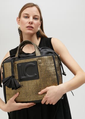 Cartera Lola Casademun Efecto rafia laminada metalizada negro metal