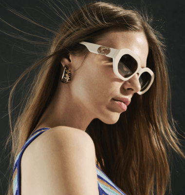 Lentes Lola Casademunt Marco hexagonal con logo dorado color crudo1