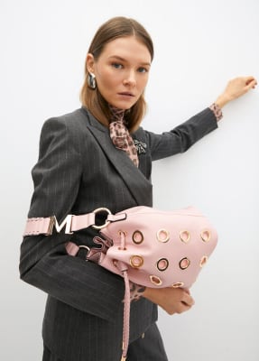 Cartera Lola Casademunt Bombonera con tachas Rosa1