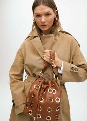 Cartera Lola Casademunt Bombonera con tachas Camel1