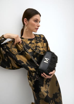 Cartera Lola Casademunt Bandolera Rectangular Peluda Negra1