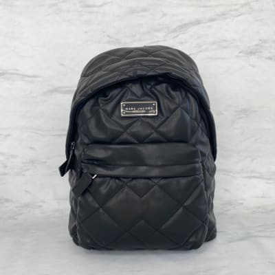 Mochila Marc Jacobs grande acolchada logo rectangular negro1