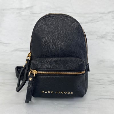 Mochila Marc Jacobs Pequeña cierre dorado cuero negro1