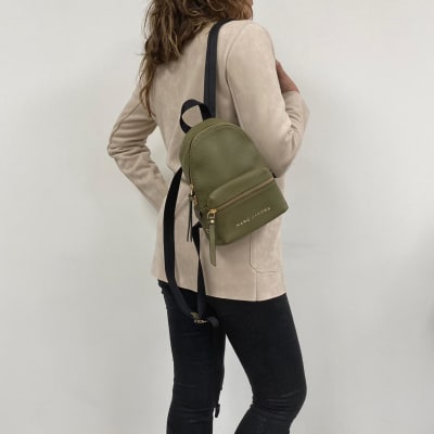 Mochila Marc Jacobs pequeña verde musgo cierre dorado1