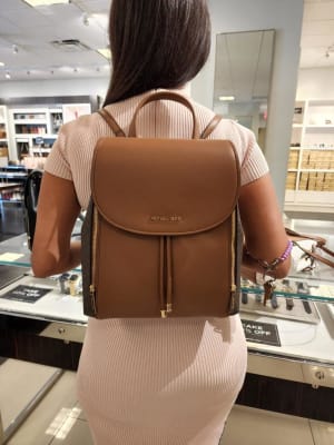 Mochila Michael Kors Phoebe Grande monograma cafe con camel 3