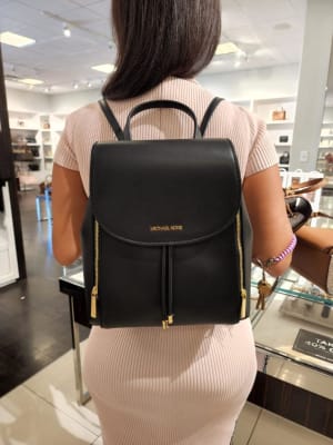 Mochila Michael Kors Phoebe Grande negro cierre dorado 3