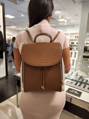 Mochila Michael Kors Phoebe Grande monograma vainilla con camel 3