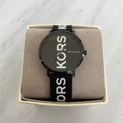Reloj Hombre Michael Kors silicona negro letras blancas1