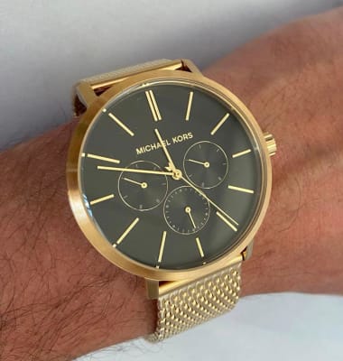 Reloj hombre Michael Kors correa malla dorado fondo negro1