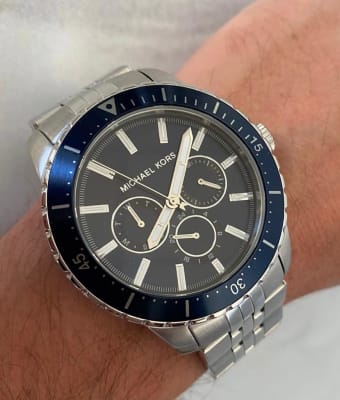 Reloj hombre Michael Kors correa metalica plateado fondo azul1