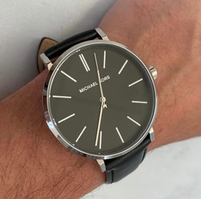 Reloj hombre Michael Kors correa cuero fondo negro