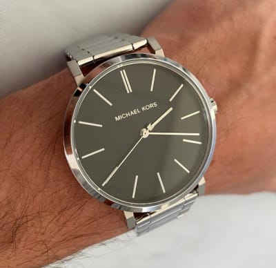 Reloj hombre Michael Kors correa metalica fondo negro plateado1