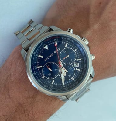 Reloj hombre Michael Kors correa metalica plateado fondo azul con 3 relojes1