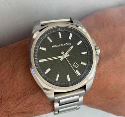 Reloj Hombre Michael Kors correa metalica plateado fondo negro