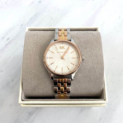 Reloj Mujer Michael Kors bicolor plata-dorado-rose fondo blanco letra MK1