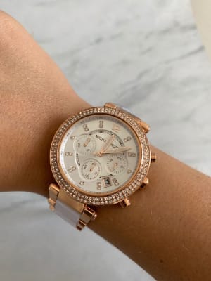 Reloj mujer Michael Kors correa eslabones fondo blanco con 3 relojes rose gold2