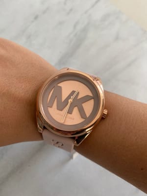 Reloj mujer Michael Kors correa goma rosado circunferencia dorada1
