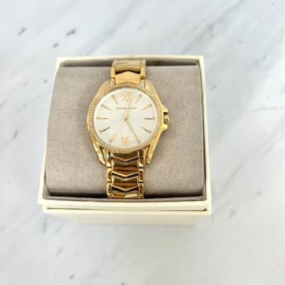 Reloj Mujer Michael Kors correa metalica dorado numeros romanos circunferencia circones delgada1