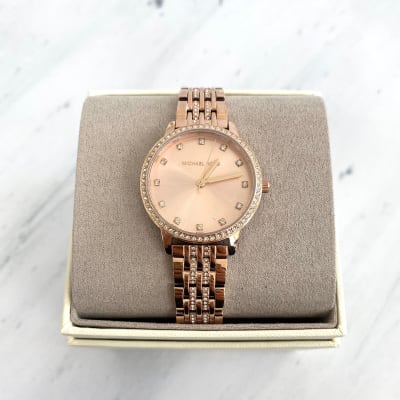 Reloj Mujer Michael Kors rose brillitos adentro y 2 lineas de brillo en correa1