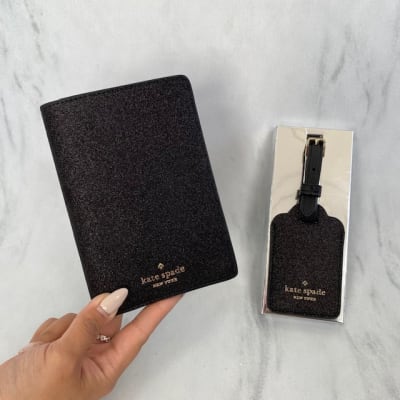 Set porta pasaporte Kate Spade Shimmy con identificador maleta1