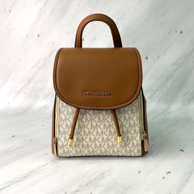 Mochila Michael Kors pequeña Phoebe monograma vainilla con camel 1