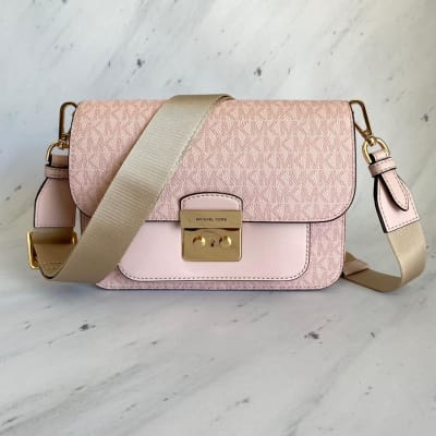 Cartera Michael Kors Crossbody Flap Messenger monograma rosa palo2