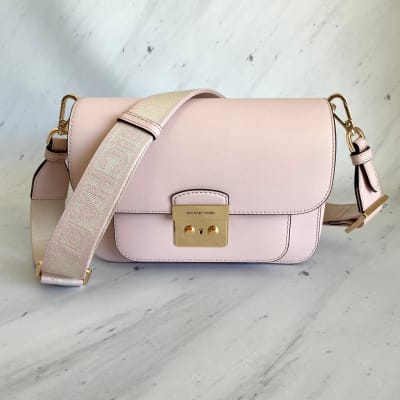 Cartera Michael Kors Crossbody Flap Messenger rosa palo2