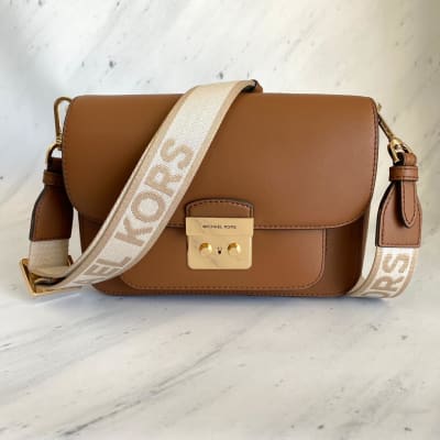 Cartera Michael Kors Crossbody Flap Messenger camel2