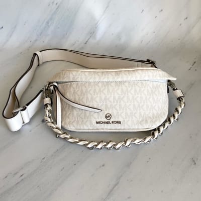 Banano Michael Kors Sling Pack Messenger monograma blanco 2