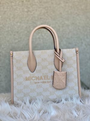 Cartera Michael Kors Mirella Small Beige Monograma letras doradas1