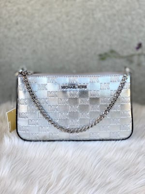 Cartera Michael Kors crossbody Zip Pouchet plateado1