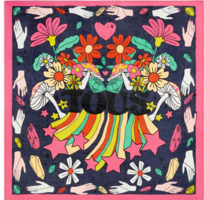 Pañuelo Tous fondo azul con manos, flores y borde magenta1