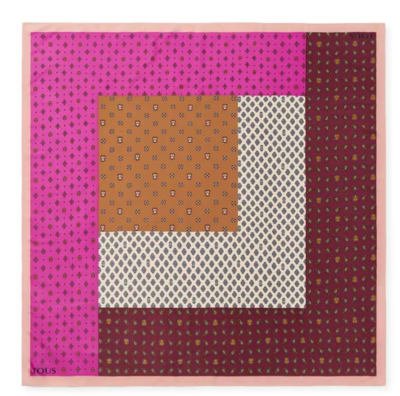 Pañuelo Tous mix colores fucsia, burdeo, naranjo, rosa palo, dorado en diseño patchwork1
