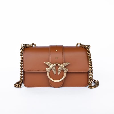 Crossbody Pinko Cuero Camel cadenas y logo dorado1