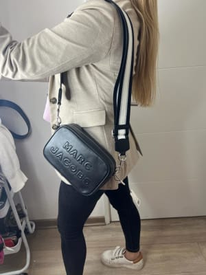 Cartera Marc Jacobs Crossbody  rectangular negra Correa bordes Plateados1