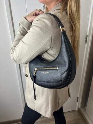 Cartera Marc Jacobs ovalada bote negra cuero letras doradas1