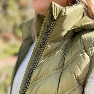 Parka mujer Michael Kors sin mangas con gorro verde